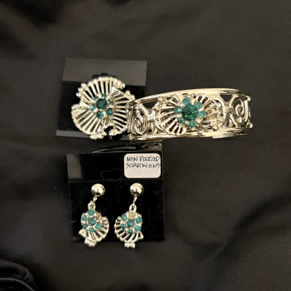 Beautiful Emerald costume stone set